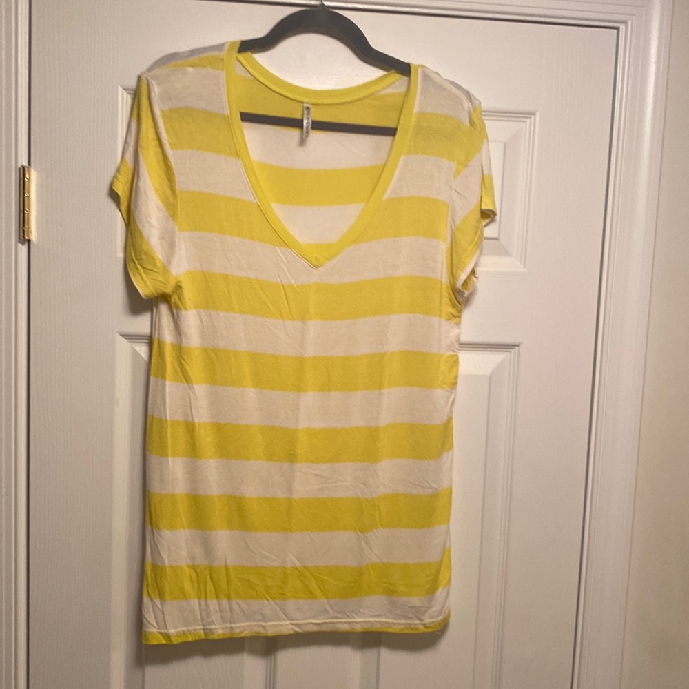 Splash Yellow & White V Neck T-shirt…size 2X